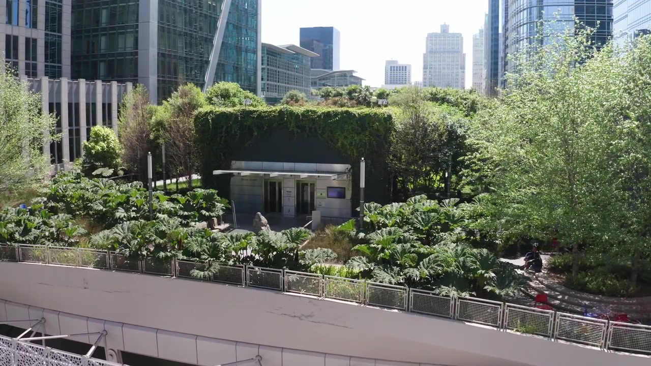 Tomada aérea panorâmica baixa do Salesforce Park no telhado, acima do Transbay Transit Center no centro de São Francisco, Califórnia. 4K