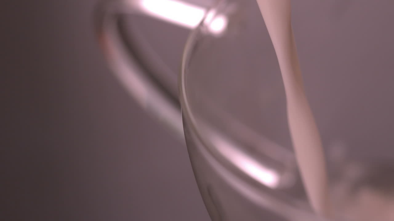 유리 컵 에 우유 를 부어 넣는 것