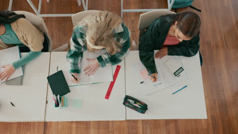 escuela, por encima y los estudiantes que escriben en el aula