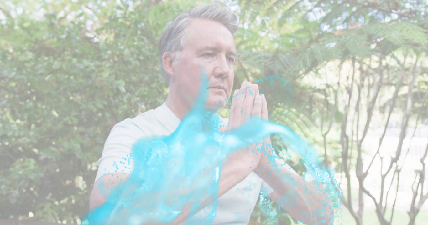 Uomo maturo che unisce i palmi delle mani su una panchina in un giardino lussureggiante, generando un vortice di energia blu sopra la testa.