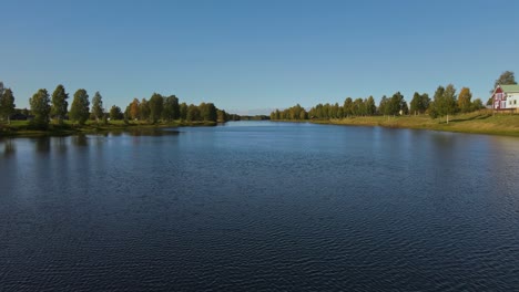 Drohne,-Die-Unter-Der-Stahlbrücke-Fliegt,-Die-Sich-über-Den-Fluss-Vasterdal-In-Der-Nähe-Von-Malung-In-Dalarna,-Schweden,-Erstreckt