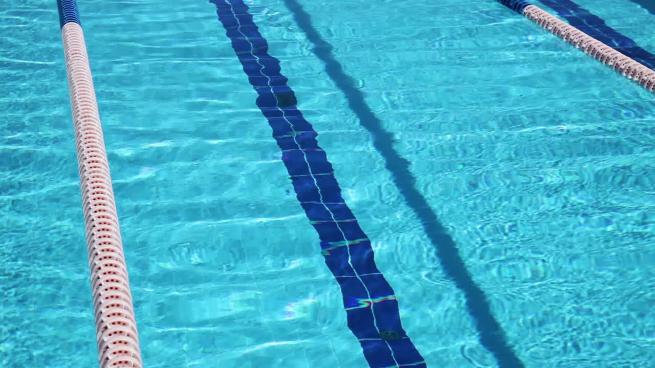 Swimmingpool med blåt vand