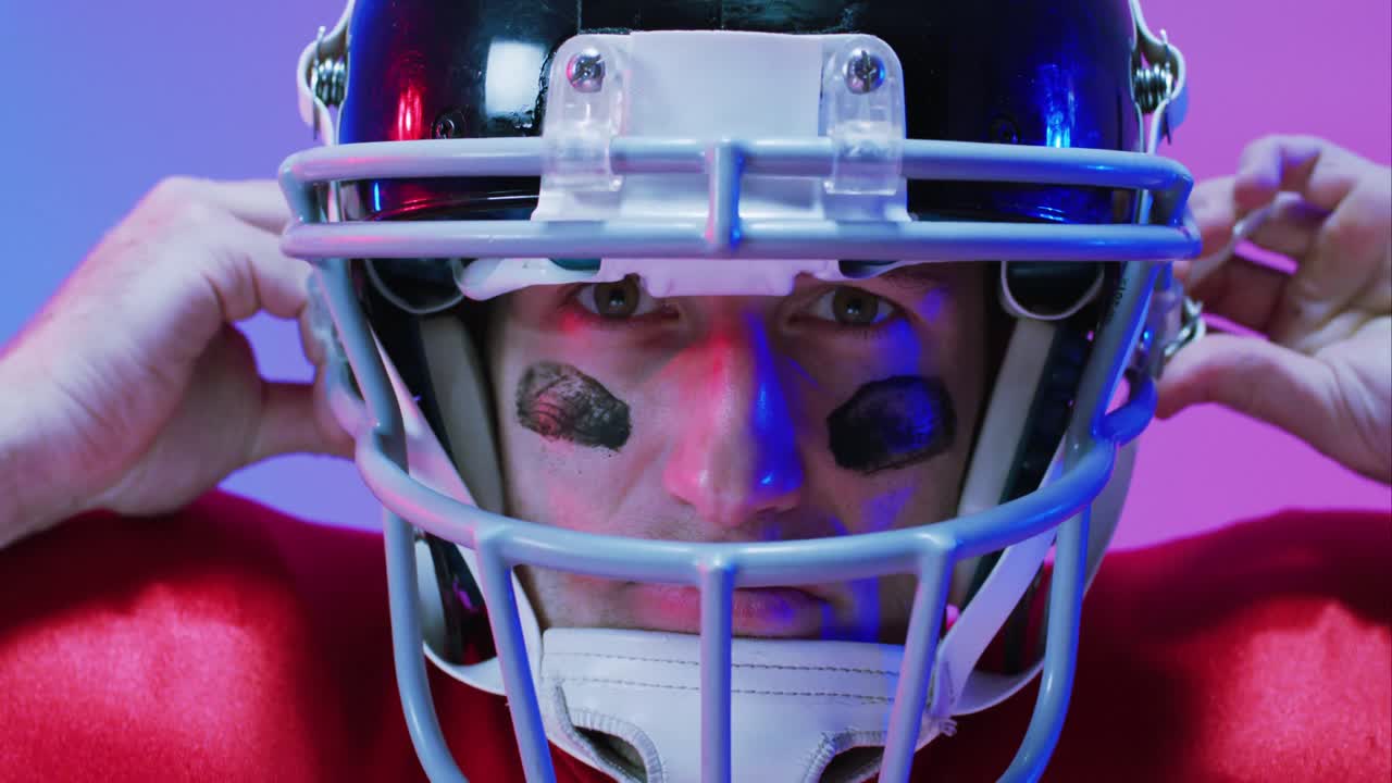 Video di diversi giocatori di football americano su sfondo da giallo a arancione