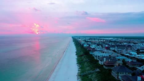 Vista-De-Drones-Volando-Por-La-Playa-En-Rosemary-Florida-Con-Algunas-Aves-Volando-Frente-A-La-Cámara-Durante-La-Puesta-De-Sol-De-La-Hora-Dorada