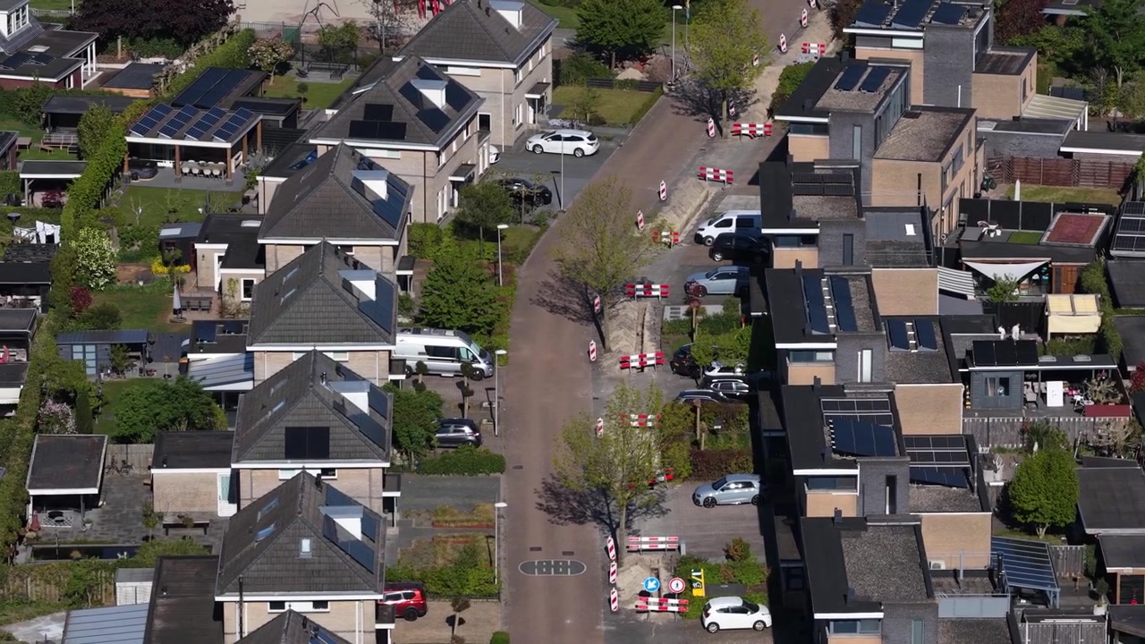 Vista aerea con drone di Erflanden, Hoogeveen, un'area residenziale dove le case sono alimentate a idrogeno come alternativa pilota al gas naturale.