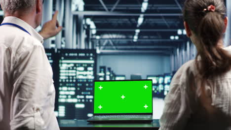 verificación cruzada de las plataformas de servidores de computadoras portátiles