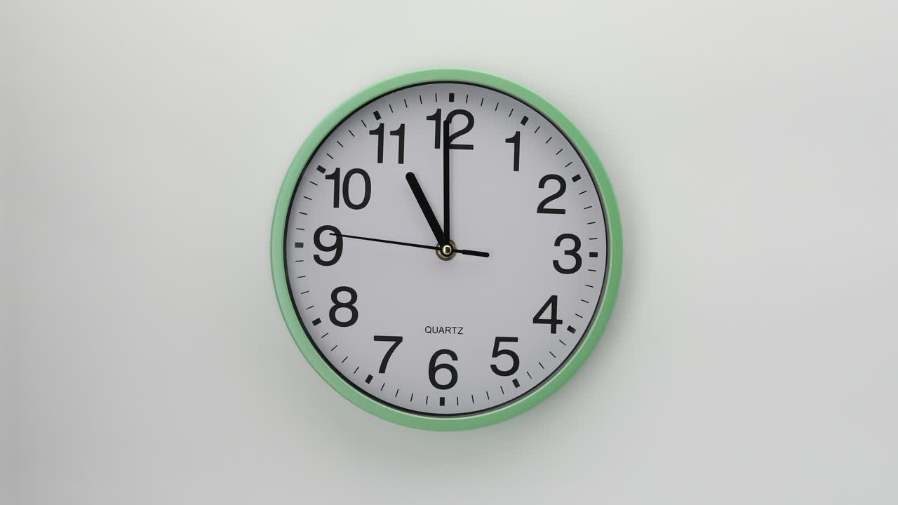 reloj de pared de cuarzo sobre un fondo blanco. uno de la serie de relojes de pared.