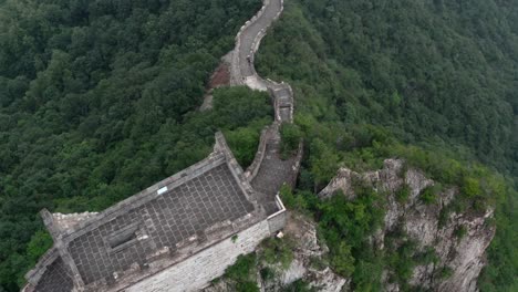 中國大牆的農村區域的景色, 遊客爬上樓梯, 下樓梯