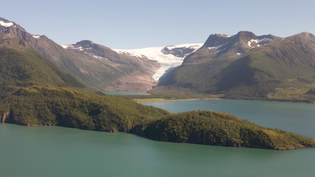 Ilmakuva Svartisenin jäätiköstä idyllisen vuonon vieressä auringonpaisteessa – Helgeland, Pohjois-Norja.