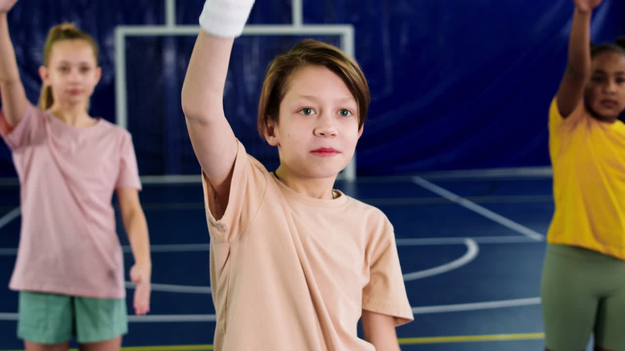 niños en el campo de fútbol