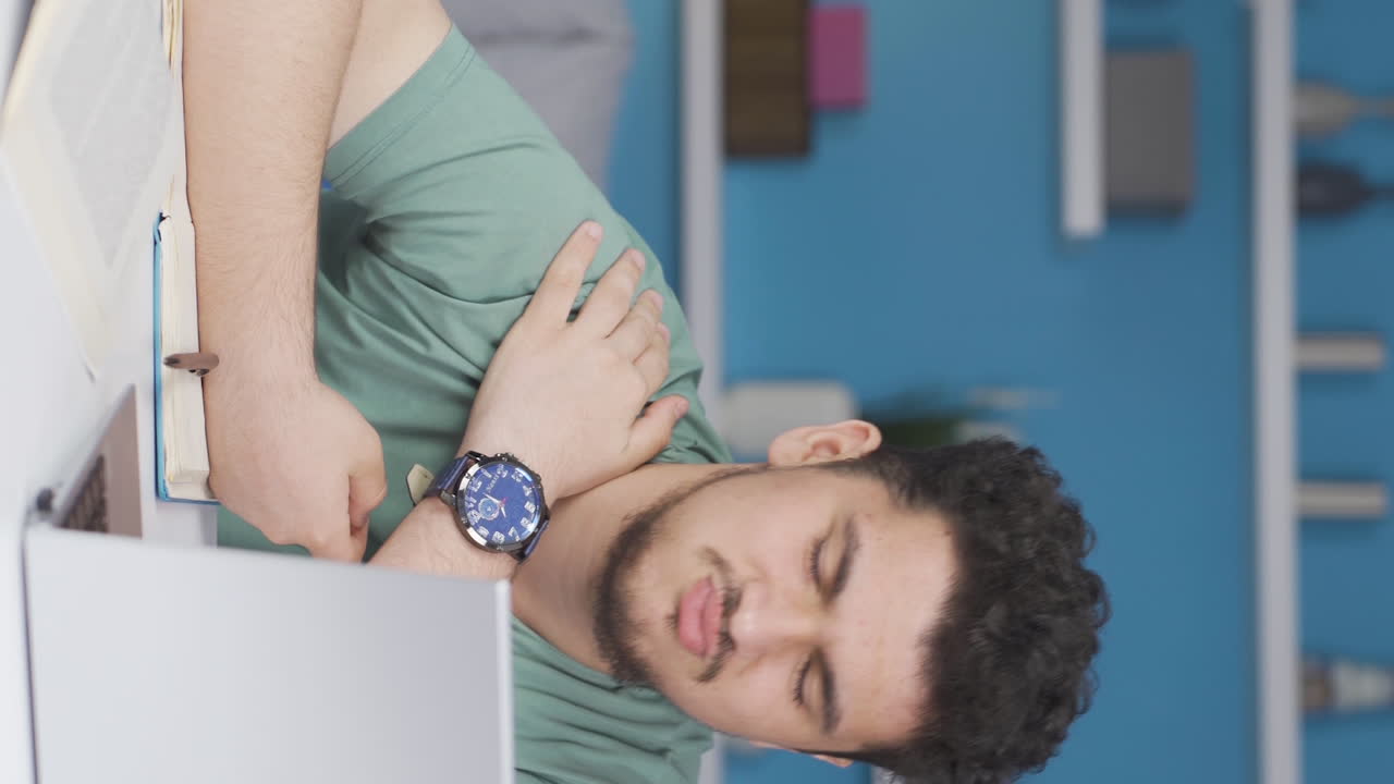 vídeo vertical de un estudiante que sufre de dolor de espalda.