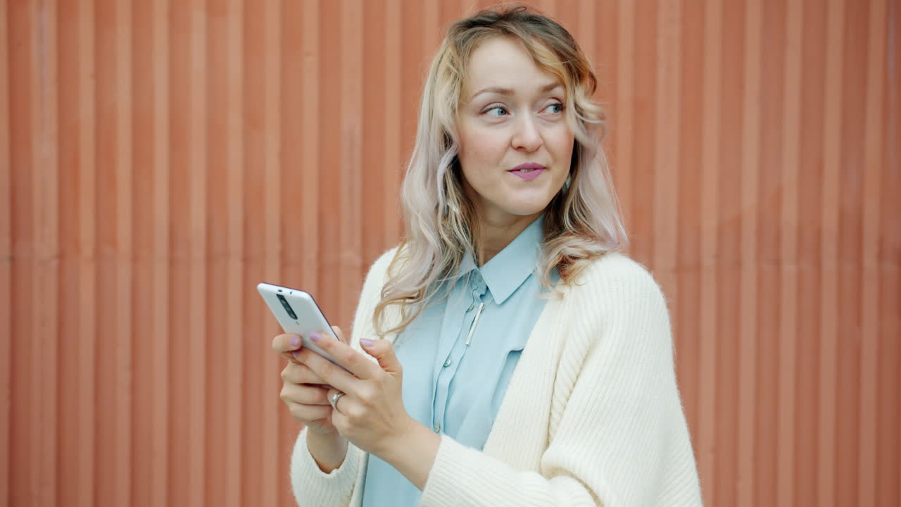 Donna che utilizza uno smartphone all'aperto
