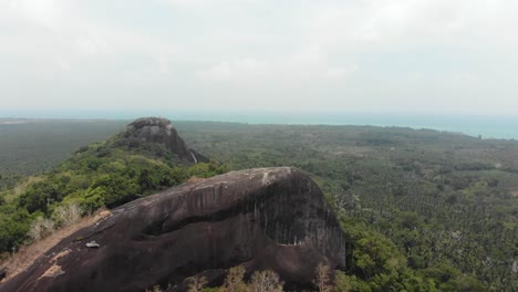 volando hacia atrás en batu beginde punto de vista en belitung indonesia, aéreo