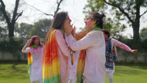 Indisches-Paar-Feiert-Holi-Fest