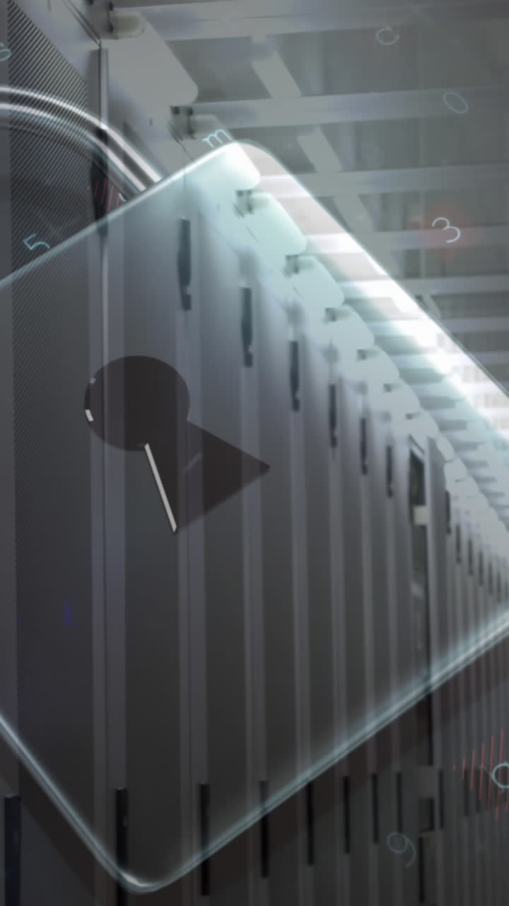 animación de ciberataque y icono de candado sobre el hombre caucásico en la sala del servidor