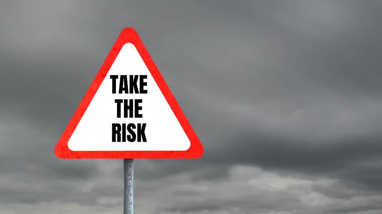 배경 에 하늘 이 있는 삼각형 도로 표지판 의 애니메이션