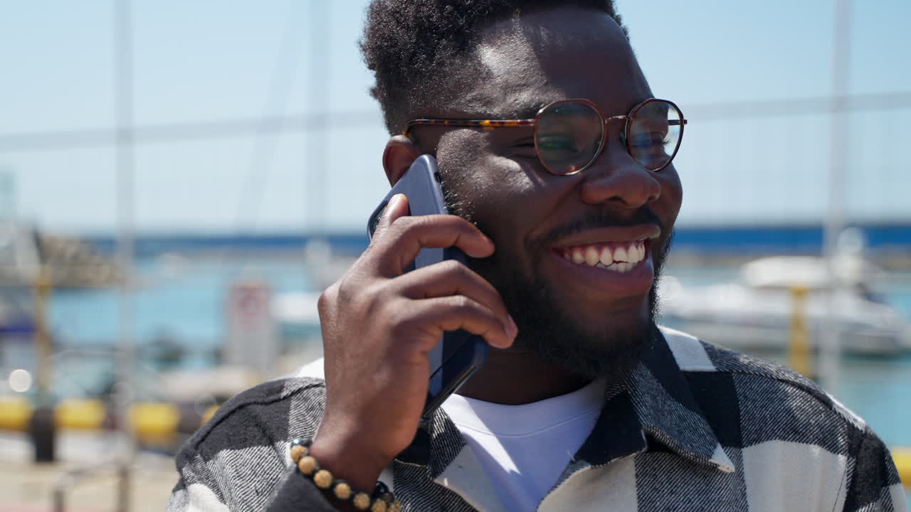 hombre hablando por teléfono en el puerto