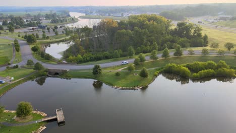 Vista-Aérea-Del-Estanque-De-Pesca-En-El-Puerto-Deportivo-De-Clarksville-En-Clarksville-Tennessee