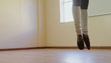 bailarín de ballet masculino bailando en el estudio de baile 4k