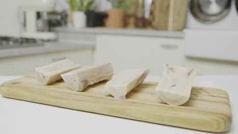 médula ósea empapada colocada sobre una tabla cortada de madera