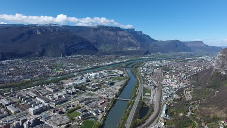 Teilchenbeschleuniger-Im-Europäischen-Wissenschaftszentrum-Grenoble,-Drohnen-Luftaufnahme