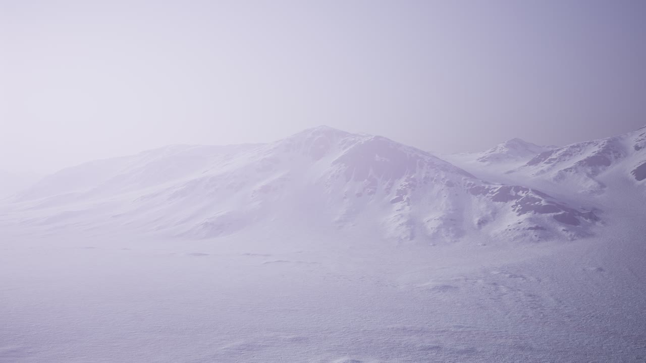 paisaje aéreo de montañas nevadas y costas heladas en la antártida