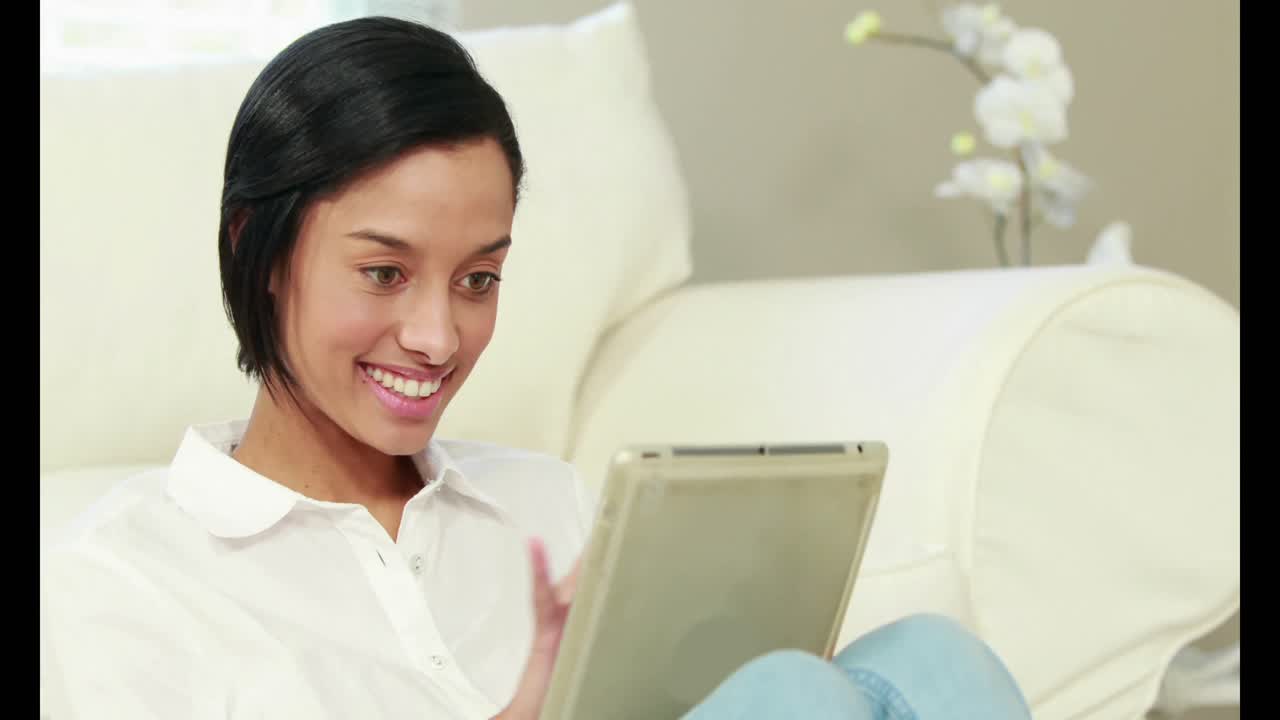 태블릿 pc 를 사용하는 행복 한 여자