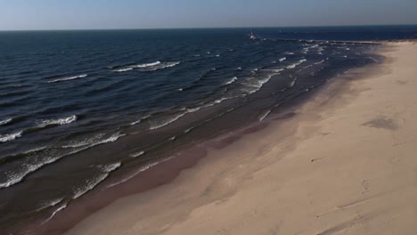 Sand-fences-along-the-shoreline-of-lake-Michigan-in-November