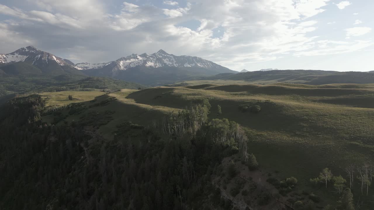 Pemandangan udara menanjak dari tebing batu rendah menuju padang rumput dataran tinggi di pegunungan Colorado