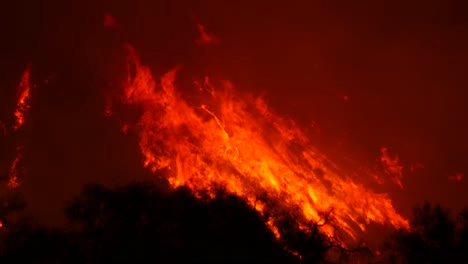 El-Fuego-De-Thomas-Arde-Por-La-Noche-En-Las-Colinas-Sobre-Ojai-California-3