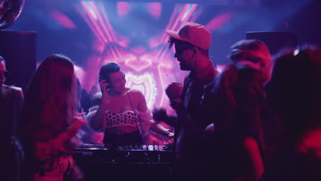 la escena de la fiesta en el club nocturno