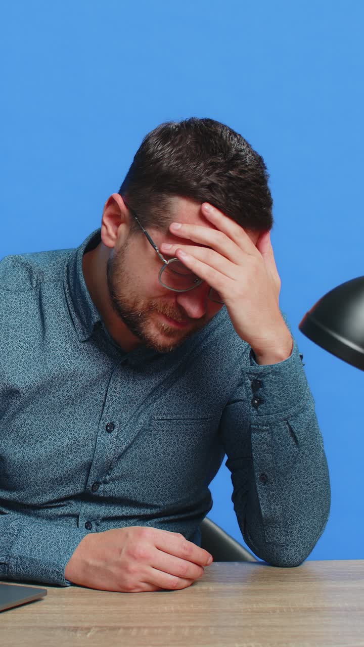 Hombre usando computadora portátil sorprendido por malas noticias pérdida de fortuna juego fracaso resultados de la lotería sentado en la mesa