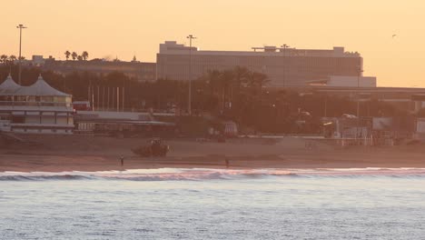 Weitblick-Auf-Den-Traktor,-Der-Am-Strand-Von-Carcavelos-Arbeitet,-Um-Die-WSL-Veranstaltung-Namens-„Perfektes-Kapitel“-Vorzubereiten