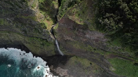vista aérea de la cima del acantilado del punto de vista de la cascada de veu da noiva en seixal, islas madeira, portugal