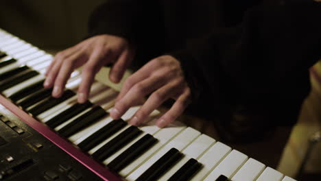 Unerkennbarer-Musiker-In-Einem-Studio