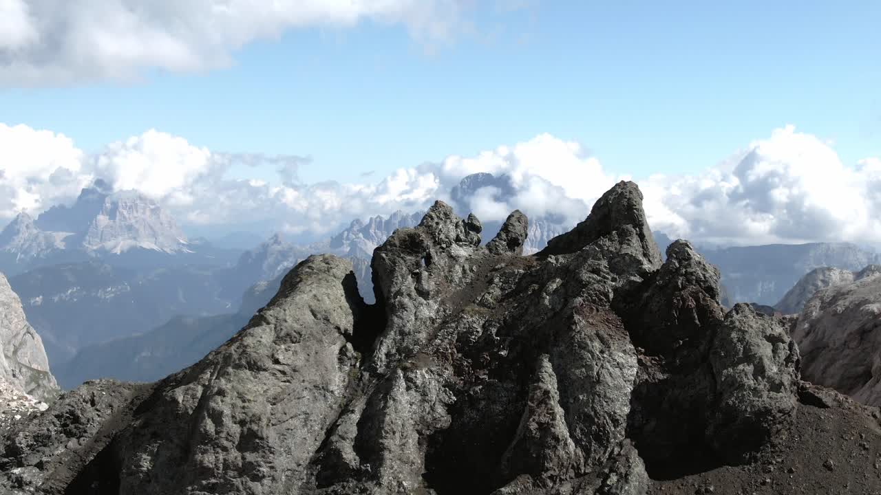 이탈리아의 화창한 날 동안 계곡이 있는 멋진 범위의 전망을 갖춘 산의 바위 봉우리를 향한 멋진 비행