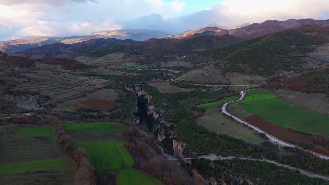 Ripresa con drone del Canyon di Osumi e del fiume Osum con dirupi e vegetazione, Albania