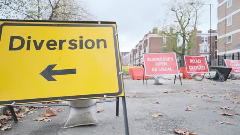 Carretera-De-Desvío-Señales-Cerradas-Para-La-Construcción-En-Otoño