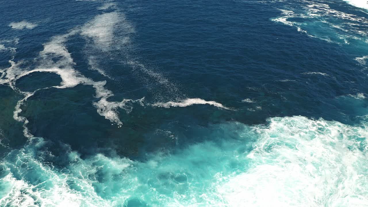 toma de drone de la costa salvaje de lanzarote