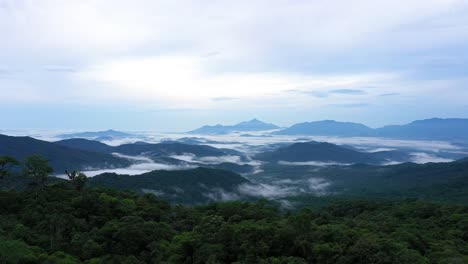 Drone-Subiendo-Revelando-Un-Hermoso-Paisaje-De-Altas-Montañas-En-La-Nube-Al-Amanecer