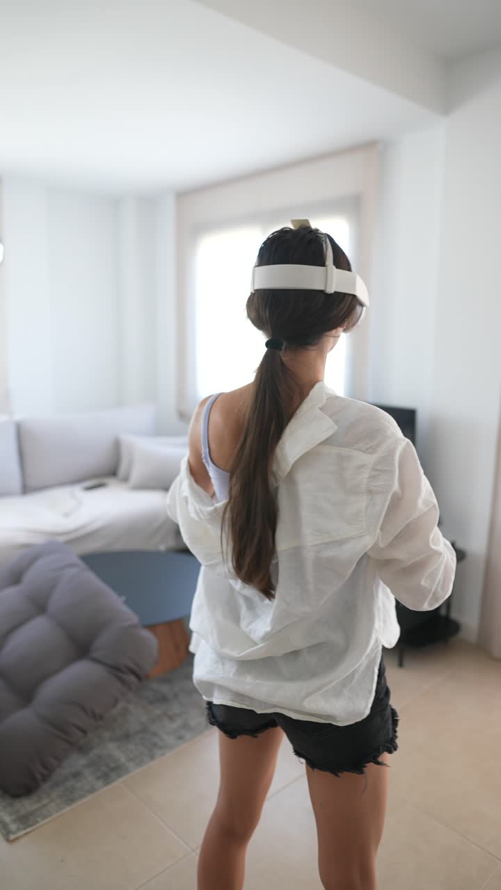 Mujer experimentando realidad virtual