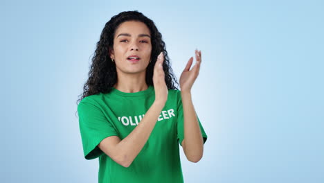 Voluntario,-Aplausos-Y-Rostro-De-Mujer-En-Azul