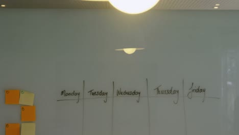 plan para los días de la semana en el tablero blanco 4k