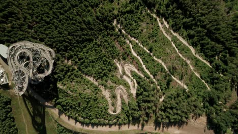 Punto-De-Vista-De-Un-Dron-Aéreo-De-Una-Atracción-De-La-Torre-Sky-Walk-En-Dolni-Morava,-República-Checa-Y-Un-Sendero-Para-Bicicletas-Mtb-Cercano