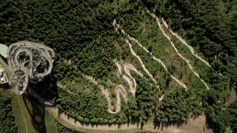 punto de vista de un dron aéreo de una atracción de la torre sky walk en dolni morava, república checa y un sendero para bicicletas mtb cercano