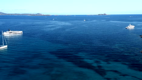 Enthüllung-Von-Luxusyachten-In-Emerald-Cost,-Sardinien