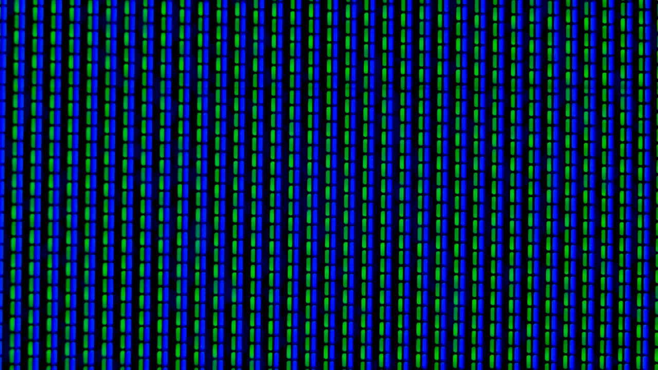 píxeles de trabajo en la pantalla color tv, con una reproducción de video de cerca. flecha roja en un fondo de píxeles azul verde. macro