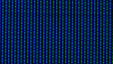 píxeles de trabajo en la pantalla color tv, con una reproducción de video de cerca. flecha roja en un fondo de píxeles azul verde. macro