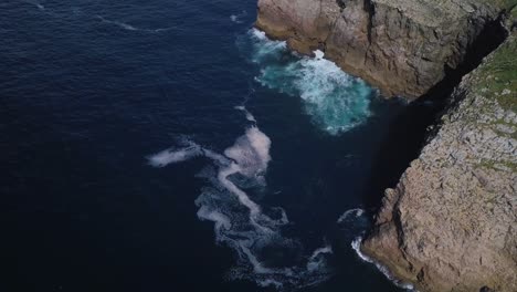 Blue-ocean-in-sagres,-algarve-portugal-next-to-big-rock