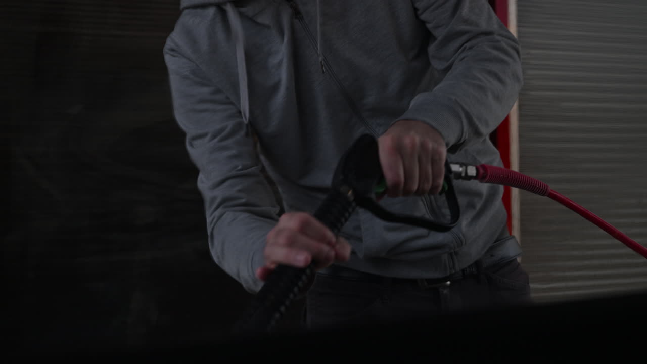 자영업 자동차 세탁소에서 차량을 고 있는 남자